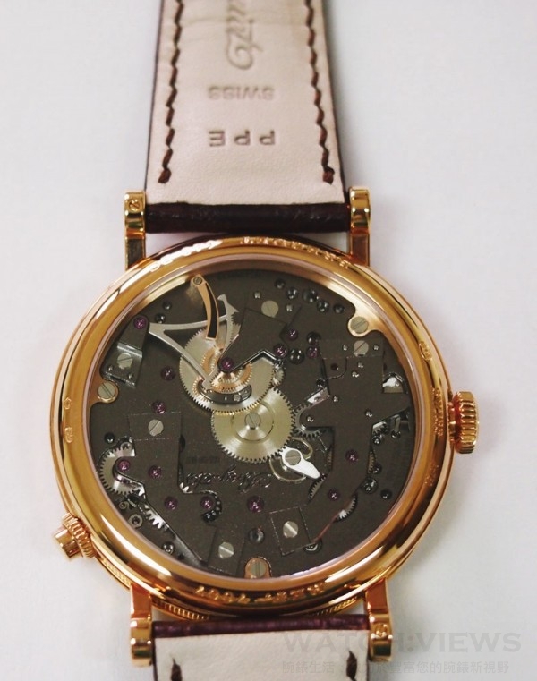 在Tradition 7067腕錶的錶盤上，為了成就對佩戴者極具實用價值的兩地時間功能，也許是每隔兩天才用得上的儲能顯示義不容辭地讓賢，然後僅僅隱身於錶背。