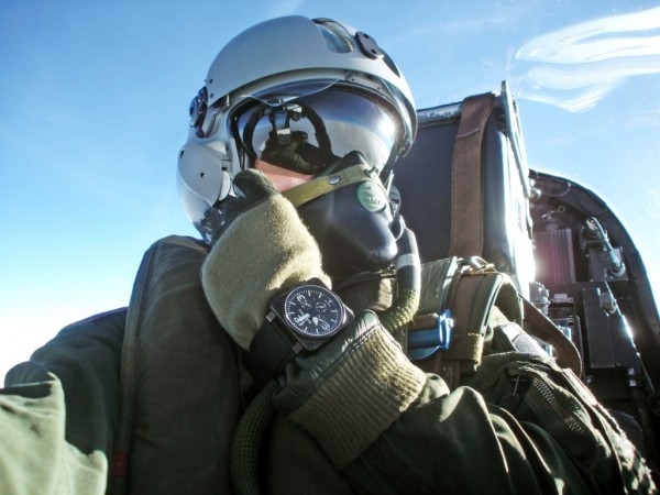 BR01已成為多國空軍的指定計時器，圖為飛行員配戴BR01-94腕錶。