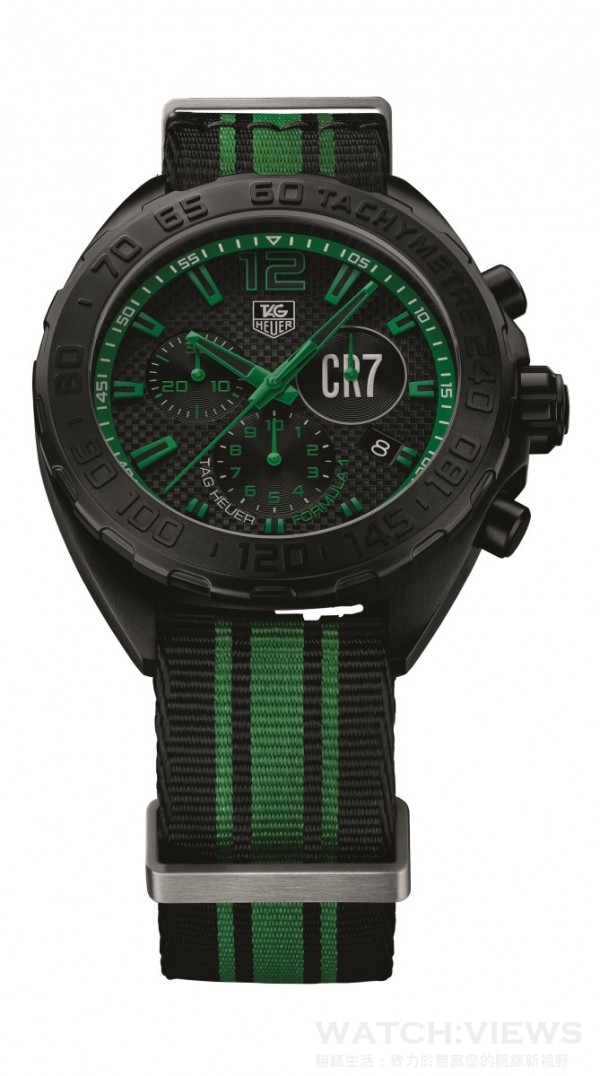 TAG Heuer Formula 1 CR7計時碼錶，黑色碳化鈦塗層精鋼錶殼，直徑42毫米，錶圈採用黑色碳化鈦塗層精鋼，帶速度計刻度，時、分、小秒針、日期、計時碼錶，Ronda 5040D 石英機芯，藍寶石水晶玻璃錶鏡，錶背鐫刻帶“CR7”字樣的足球，防水200米，綠、黑色相間的NATO錶帶。