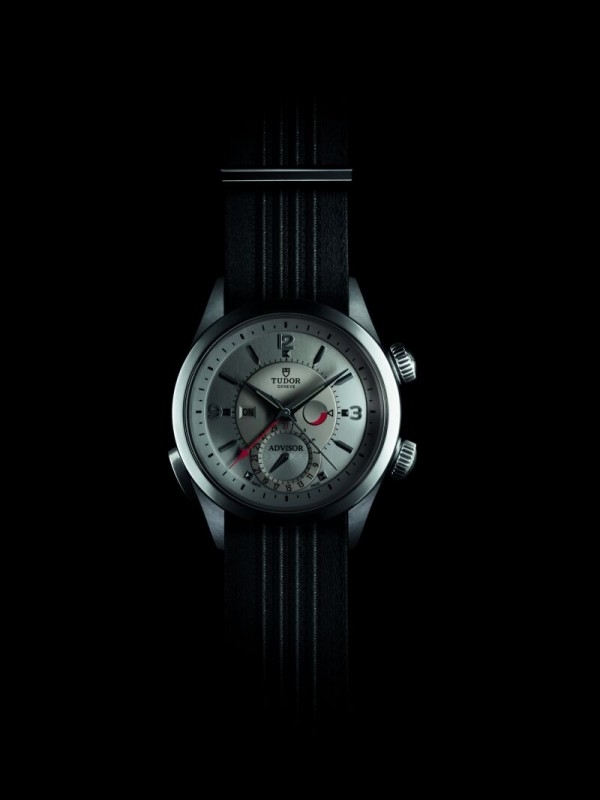 作為1957年經典響鈴腕錶的現代演繹，新款Advisor腕錶雖洋溢時尚氣息，但卻秉持原款腕錶的不少特色，當中包括錶殼、錶耳及外圈的形狀設計與比例、指針、斜切鐘點標記，以及形狀特別的紅色響鈴功能指針。