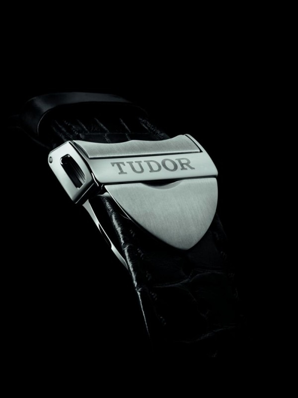 Tudor Heritage Advisor腕錶可配搭備有摺扣及保險扣的鱷魚皮帶，或者經典的三鏈節磨砂不銹鋼錶帶，或亦可配搭黑色織花條紋錶帶。