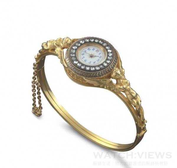 展出作品No10： 江詩丹頓，日內瓦，1889年。18K黃金女士腕錶，琺琅錶盤，旋轉錶圈上錬和設定時間。雕刻有兩尊帶翅膀女神像浮雕，爪鑲鑽石。作為19世紀末非常罕見的腕表款式，也是江詩丹頓第一款量產的錶款。