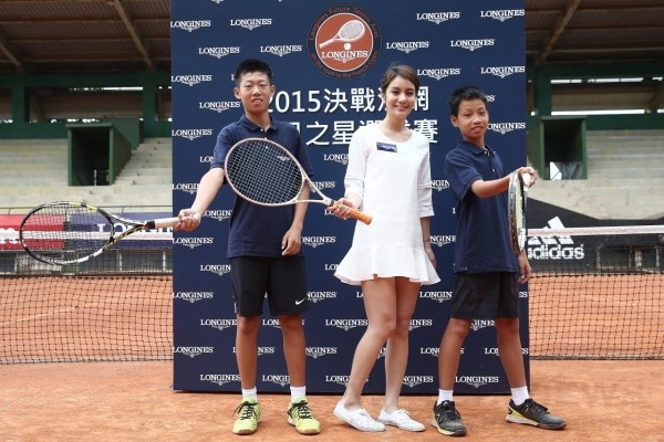 浪琴表「2013決戰法網 明日之星選拔賽」台灣區冠軍選手曾俊欣、名主持人莎莎和今年代表林南勳一起來場網球的互動。