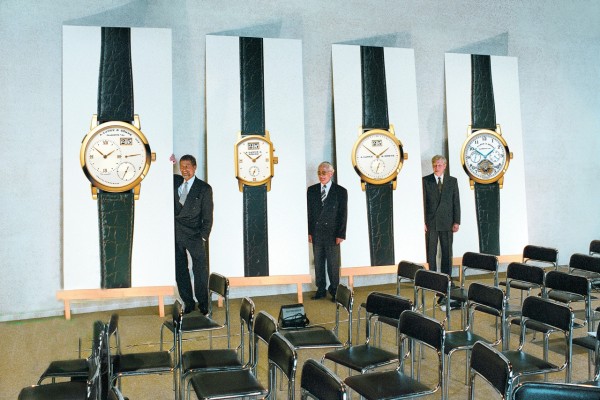 朗格於1994年10月24日在德累斯頓皇宮展出四款嶄新腕錶，為高級製錶界揭開新一頁。 其中最為矚目的當屬原創Lange 1，憑藉其不對稱錶盤及首個大日曆顯示，迅即成為品牌的代表之作。經典的Arkade女裝錶款及Saxonia男裝錶款亦配備朗格大日曆顯示。而Tourbillon “Pour le Mérite”在腕錶中率先採用芝麻鏈傳動系統，便可見朗格已重拾前人在高級製錶業界中的崇高地位。