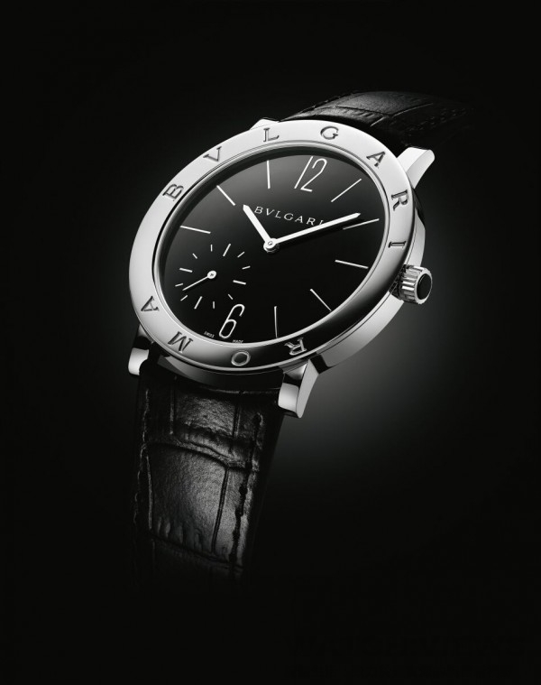 Bulgari Roma Finissimo超薄腕錶40週年紀念款，精鋼錶殼，錶徑41毫米，時、分針指示、偏心小秒針位於7:30 位置；顯示於錶背的動力儲存狀態，寶格麗自製BVL 128 Finissimo超薄手動上鍊機械機芯，約65小時動力儲存，透明藍寶石水晶底蓋，黑色漆面錶盤，搭配黑色鱷魚皮錶帶與精鋼針扣。