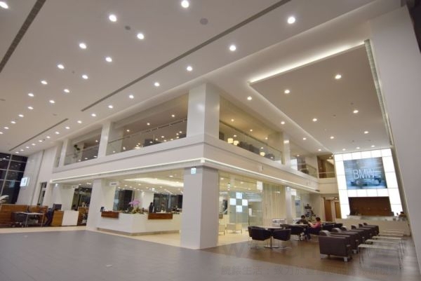 BMW台北鎔德尊榮服務中心1樓挑高空間。