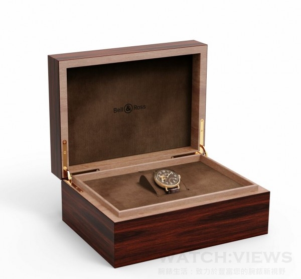 Bell & Ross選擇使用孟加錫 (Makassar) 黑檀木製作Vintage WW1 Edición Limitada 腕錶的錶盒，加入加濕器和濕度計後還可作為保濕雪茄盒 
