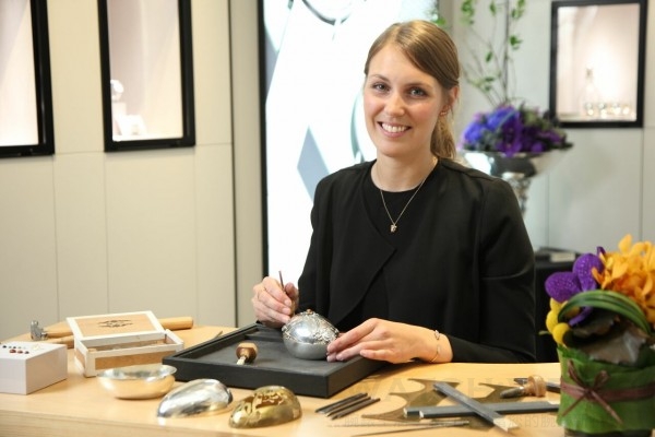 GEORG JENSEN邀請來自丹麥銀藝匠師Cathrine Sofie Hall，示範寶石鑲嵌蛋型盒鑄造工藝。