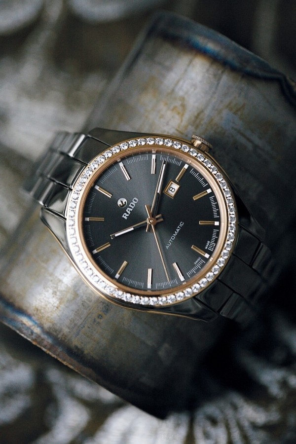 雷達表皓星系列電漿高科技陶瓷真鑽自動腕錶，建議售價NTD 233,800.（限量600只）。