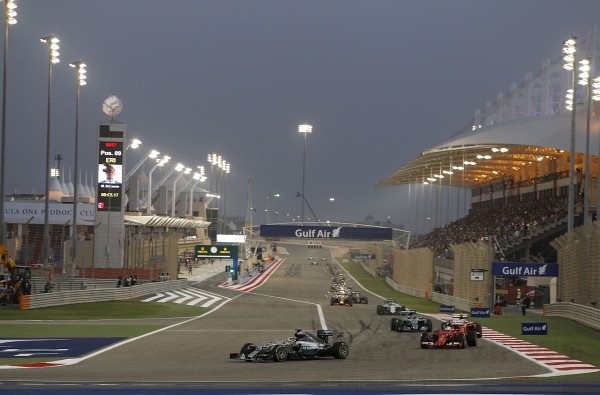 燈滅起跑18輛賽車奮力衝彎 ，Lewis Hamilton成功壓制 Sebastian Vettel取得領先