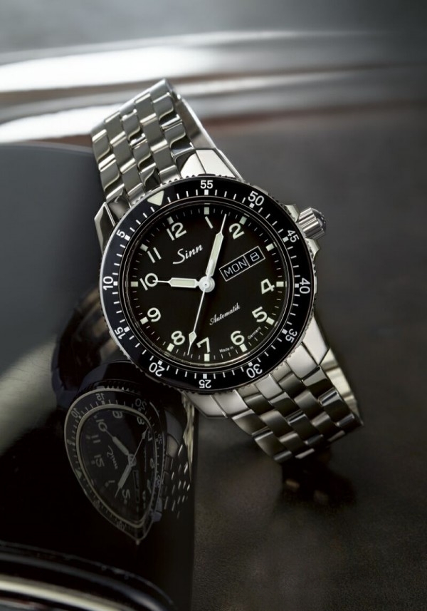 Sinn 104 St Sa A傳統經典飛行腕錶，SW220-1自動上鍊機芯，不鏽鋼材質錶殼，雙向壓入旋轉外環，防眩處理藍寶石水晶鏡面，藍寶石水晶透明底蓋，Sinn 經典飛行腕錶，防水200公尺，錶徑41mm，建議售價: NT$41,000 (皮帶) ； NT$ 51,000(鋼帶)。