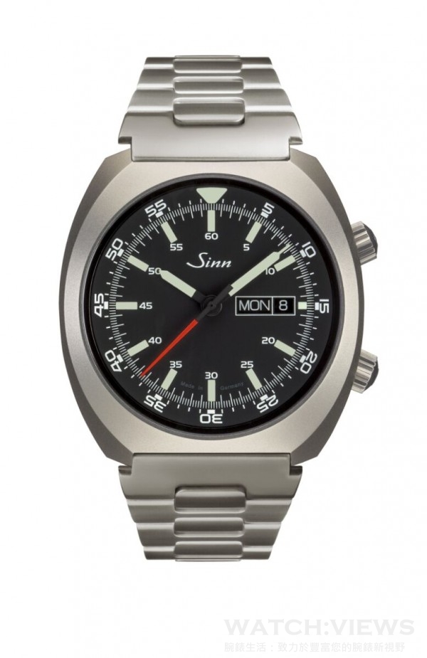Sinn 240 St  經典造型飛行腕錶，SW220-1自動上鍊機芯，霧面不銹鋼錶殼，雙向旋轉飛行內環，時、分、秒、日期與星期顯示，Sinn 專利D3龍頭系統，雙面防眩藍寶石水晶鏡面，時針分針與刻度夜光塗層，防水00公尺，錶徑3h-9h: 43 mm；6h-12h:45.5mm，建議售價: NT$56,000 (皮帶) ； NT$63,000 (鋼帶)。
