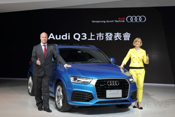 台灣奧迪總裁Ryan Searle(左)、行銷處長Angelika Hilger(右)一起發表New Audi Q3。
