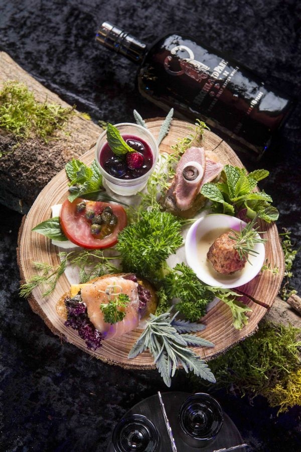 私廚美食藝術家Sting以饒富海洋氣息的繽紛森林概念，為Valhalla系列量身打造佐酒餐點。