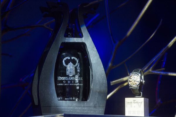 眾神之父奧丁與芝柏表累積深厚製錶智慧的高級製錶系列最為匹配，圖右為三金橋陀飛輪腕錶。