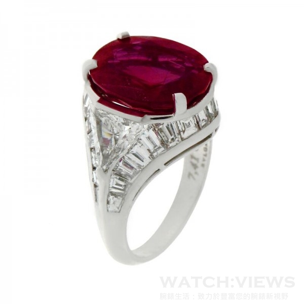 劉嘉玲佩戴BVLGARI 寶格麗高級珠寶戒指，白金鑲嵌鑽石與紅寶石。