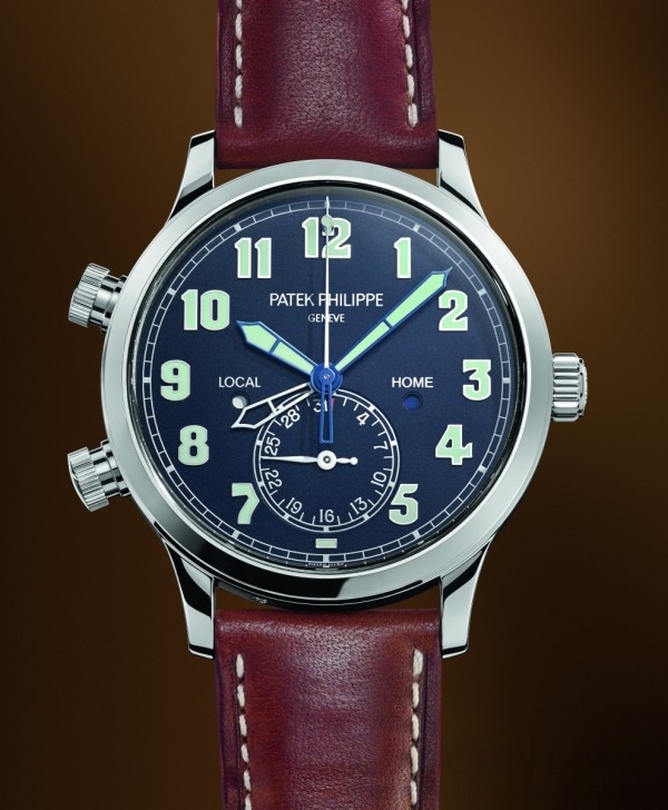 為向飛行員致敬，5524G採用了42毫米的大器錶殼，搭配高貴的深藍色漆面面盤，一如1930年代美軍戰鬥機的漆面機身。