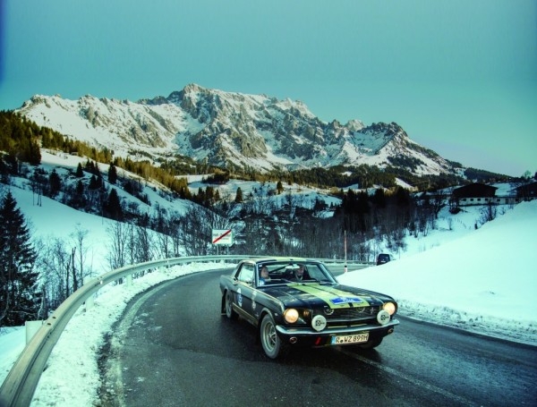 2014年，依百克擔任WinterRAID古董賽車賽的官方計時夥伴，這場賽事是最冒險的古董賽車賽事之一，賽車道位於阿爾卑斯山。