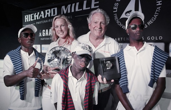 來自尤罕•佈雷克（Yohan Blake）所創立的YB Afraid 基金會的孩子們為勝利者George David送上獎品，一枚RM 60-01 Regatta飛返計時航海腕錶。