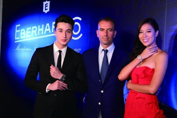 2014年，依百克正式重返台灣記者會上，全球總經理Mario Peserico(中)與展演依百克錶款的凱渥名模林又立(右)、羅素(左)合影。