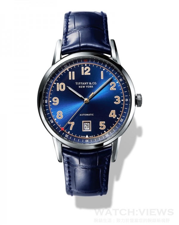 金大川佩戴Tiffany CT60系列藍色錶盤不銹鋼大三針日曆腕錶，藍色鱷魚皮錶帶，錶盤直徑 40 毫米。