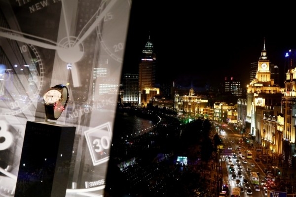Tiffany CT60腕表發佈派對以黃浦江畔的高聳城市天際線為背景，將上海的節奏與紐約的城市景觀元素完美結合呈現，開啟身臨其境的「紐約分鐘」模式