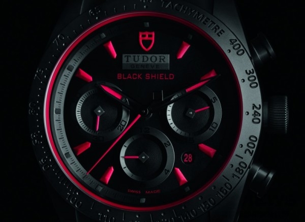 TUDOR Fastrider Black Shield 的黑色啞光陶質錶殼是同類型腕錶的典範，有著一體式設計與抗刮損飾面。其獨特之處何在？它完全經過一個工序，由高科技陶質打造而成，而非在其他物料表面覆上塗層，且一體成型。錶殼上的紅色特點及夜光物料，讓錶面更見矚目。此外，藍水晶玻璃鏡面下的紅色密封墊圈，不單展現了品牌對細節的一絲不苟，並特地向品牌的經典紅色致敬。