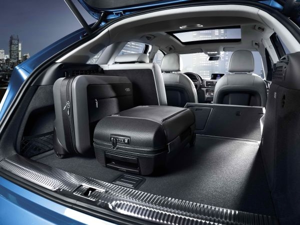 New Audi Q3緊湊車身尺寸，可任意變化出最合適的車艙空間，透過寬敞的行李箱開口設計，讓車主能輕鬆放置或取用車內的行李物品。