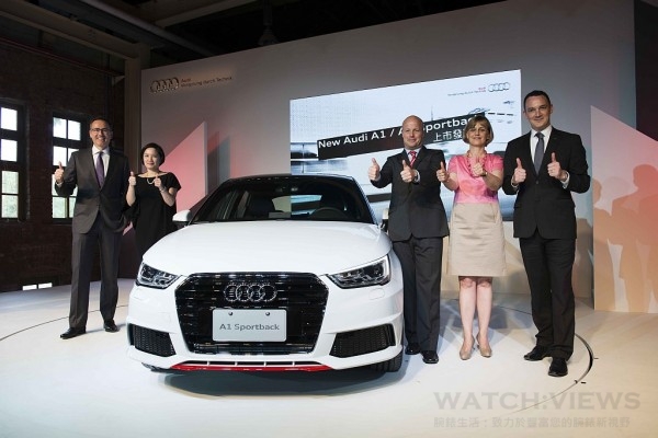 New Audi A1 / A1 Sportback於今日正式發表，台灣奧迪總裁Ryan Searle(右三)率領經營團隊成員包括行銷處長Angelika Hilger(右二)、銷售處長Edward Butler(左一)、事業發展處長翁蔚珊(左二)，以及售後服務處長Damien O’Sullivan(右一)，共同和這部品牌旗下的歐系迷你掀背車主力合影。​