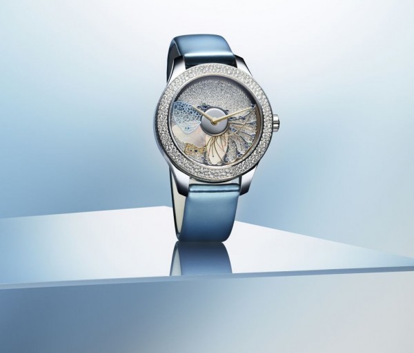 Dior VIII Grand Bal Pièce Unique 36mm N°1 腕錶，白K 金錶殼，錶徑36 毫米，時、分指示，Dior Inversé 11 1/2 自動上鍊機芯，儲能42 小時，倒置白K 金自動盤飾K 金鏤空絲網、彩漆K 金鏤空絲網、蛋白石、珍珠母貝、藍寶石與沙弗萊石，錶圈、錶盤鑲鑽共4.38 克拉，金屬皮質錶帶，防水50 米，限量1 只。