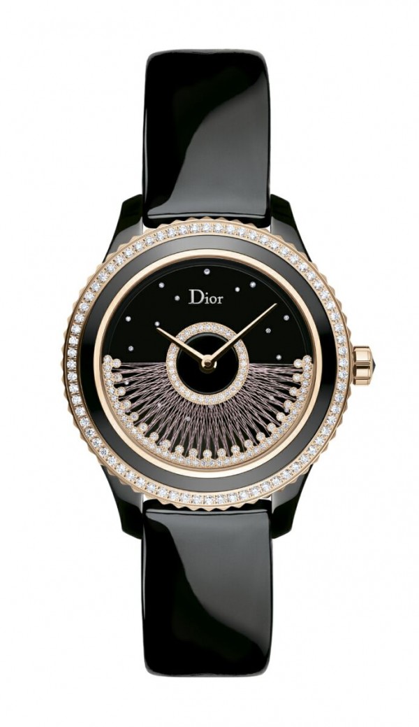 Dior VIII Grand Bal "Fil de Soie" 腕錶，高科技陶瓷與玫瑰金錶殼，錶徑38 毫米，時、分指示，Dior Inversé 11 1/2 自動上鍊機芯，儲能42 小時，倒置自動盤織有粉紅色或綠色絲線，珍珠母貝錶盤，錶圈、自動盤、錶盤鑲鑽共1.18 克拉，藍寶石水晶鏡面、後底蓋，黑色小牛漆皮錶帶，防水50 米，每款限量88 只。