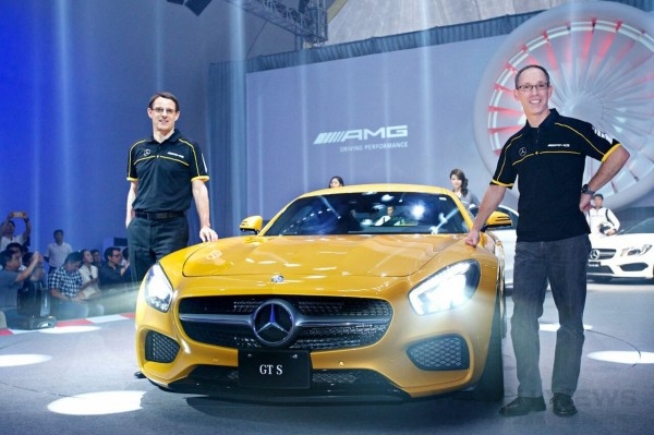 台灣賓士總裁邁爾肯(左)與副總裁司達恆(右)共同見證Mercedes-AMG雙雄齊發