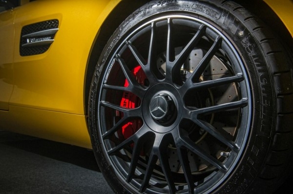 GT S 搭配前19吋、後20吋胎圈與AMG紅色煞車卡鉗