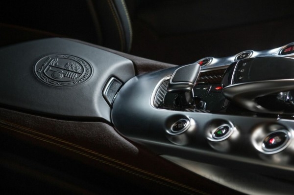 座艙內同樣充滿賽車動感，以AMG廠徽彰顯性能風範