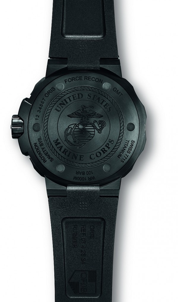 Oris Force Recon GMT的錶背刻有偵察兵徽章