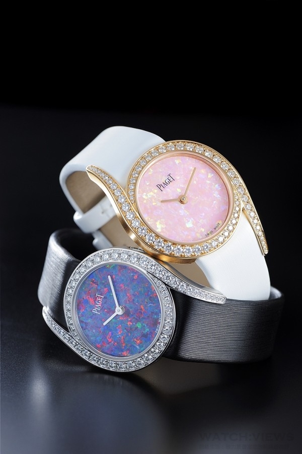 (左)Limelight Gala – 32 毫米，18K白金腕錶，錶殼鑲飾62顆圓形美鑽（約重1.75克拉），天然黑蛋白石錶盤，黑色絹質錶帶，針扣式錶釦鑲飾1顆圓形美鑽，搭載伯爵 690P石英機芯，全球限量18支，Ref. G0A40160，台幣定價 NTD  2,530,000。 (右)(右) Limelight Gala – 32 毫米，18K白金腕錶，錶殼鑲飾62顆圓形美鑽（約重1.75克拉），天然粉紅蛋白石錶盤，白色絹質錶帶，針扣式錶釦鑲飾1顆圓形美鑽，搭載伯爵 690P石英機芯，全球限量18支，Ref. G0A40161，台幣定價 NTD  2,170,000。
