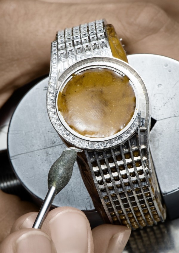 Limelight Gala系列自構思草圖、設計，一路至錶殼的開模成型與拋光打磨，全不假他手，由伯爵高級製錶工坊自行研發生產。