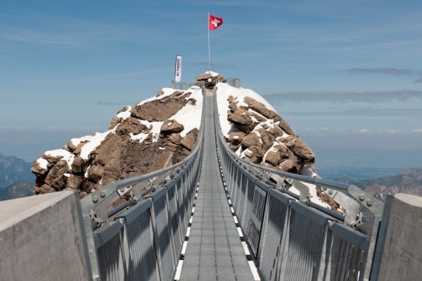 世界上首座於3000公尺高處連接兩座山峰頂端的索橋「天梭表— 峰頂索橋」。