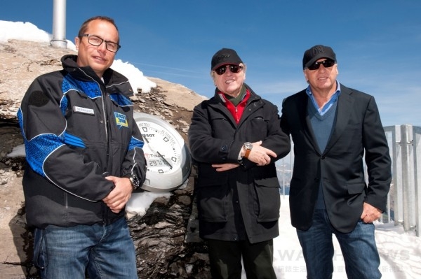 Glacier 3000雪山的首席執行官Bernard Tschannen、天梭表全球總裁添寶先生及Marcel Bach合影。背景即為位於「天梭表— 峰頂索橋」索橋盡頭的TISSOT T-Touch Clock。