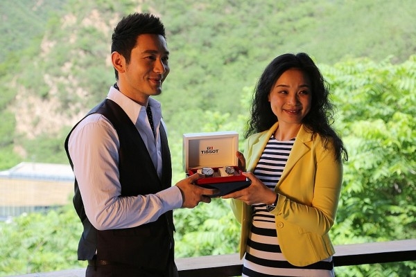 天梭表中國副總裁王穎贈送對錶給「中國第一小生」黃曉明，表達新婚祝福。
