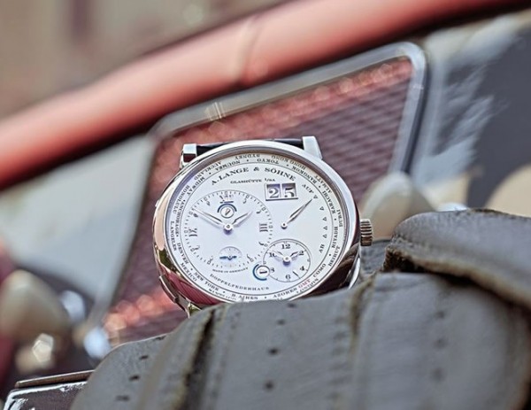 此圖為2013年朗格頒給Concorso d’Eleganza Villa d’Este古董車展的特別版朗格Lange 1 Time Zone腕錶。