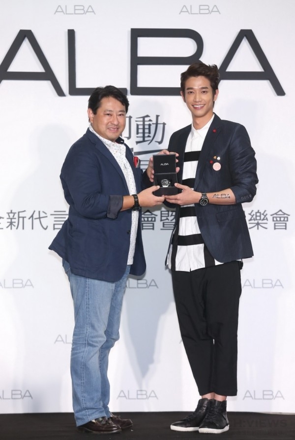 台灣精工總經理岡野浩幸 Okano san贈送新錶款給ALBA大使劉以豪。