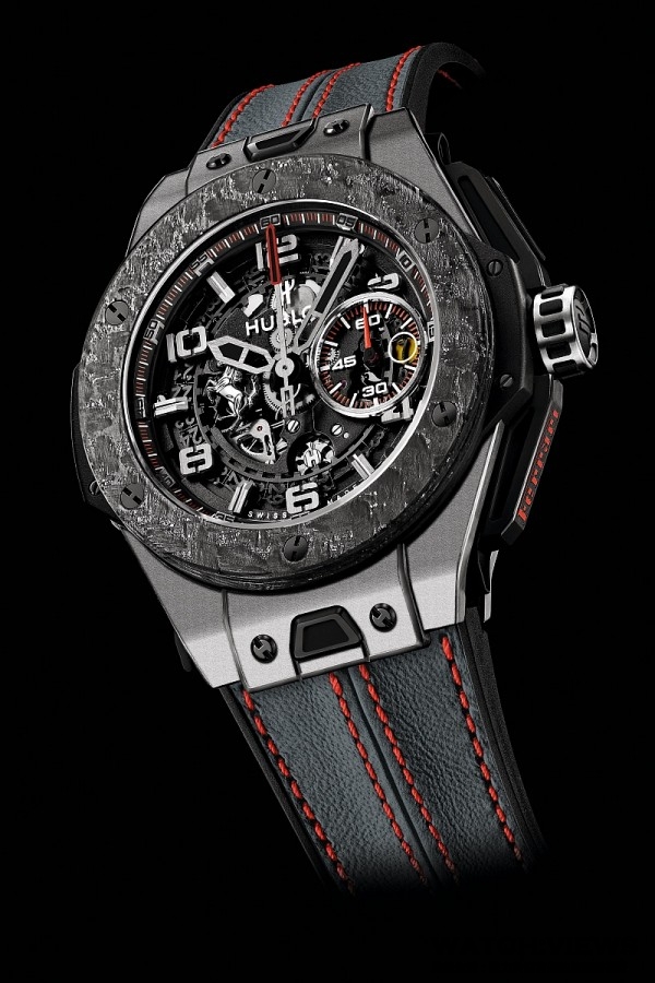 今年甫於巴賽爾錶展發表的法拉利新款腕錶 Big Bang Ferrari Titanium Carbon，是宇舶錶研發團隊耗時六個月悉心研究，成功打造複合材質錶圈的層次結構，首次讓金屬均勻附著於碳纖維材質之上，最終創造出附著鈦金屬的碳纖維錶圈，盡顯 Big Bang 系列的科技感。