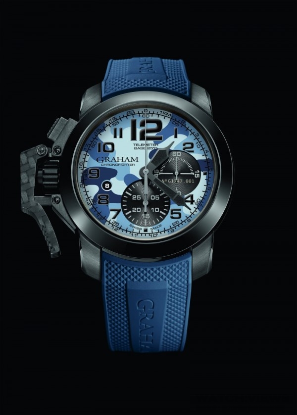 Chronofighter Oversize Black Arrow腕錶，47毫米黑色PVD不鏽鋼錶殼，Cal. G1747自動上鍊計時碼錶，測距儀（攝氏/公里）（或華氏/英里）。八點鐘方位日期顯示，25顆寶石，28,800次/小時（4赫茲），因加百錄避震器，48小時動力儲存，迷彩錶盤（絲網印刷）上有獨特識別編號，黑色碳纖維快速啟動/停止扳柄，雙面防眩光鍍膜藍寶石晶體鏡面，煙燻藍寶石水晶透明錶背，藍色巴黎鉚釘“Clous de Paris”橡膠錶帶，建議售價 NTD 268,000。