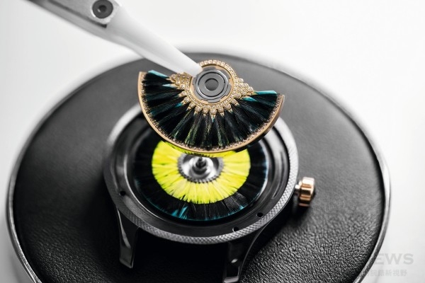 Dior VIII Grand Bal Pièces Uniques ENVOL 腕錶最巧妙的「飛翔」 意象，莫過於閃著獨特虹彩色澤的錶盤裝飾。這些拼 滿錶盤的材質實際上為聖甲蟲的前翅，為腕錶上首見。