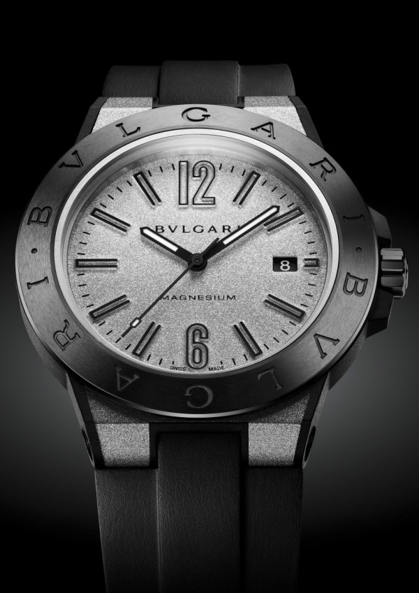 Diagono Magnesium概念腕錶，精鋼錶殼，錶殼中層材質為Magnesium鎂合金與PEEK高分子聚合物，黑色PVD錶背，錶徑41毫米，黑色陶瓷錶圈鐫刻有BVLGARI BVLGARI字樣，時、分、秒、日期，自動上鍊機芯，42小時動力儲存，PEEK高分子聚合材質錶扣。