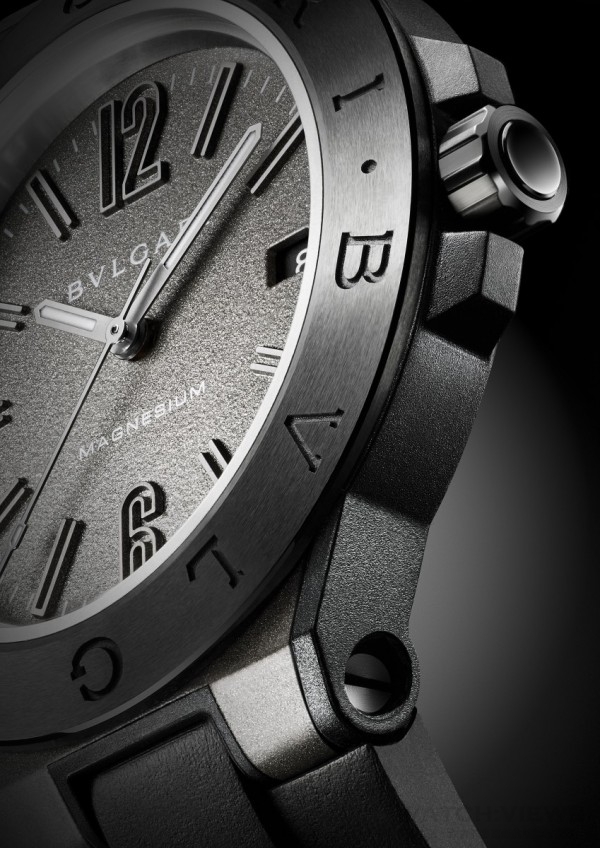 最初於1998年問世，寶格麗Diagono是全世界第一款採用鋁合金材質的腕錶。2015年，藉由運用最能代表現代精神的創新材質──鎂合金(Magnesium)、PEEK高分子聚合物及高科技陶瓷，寶格麗再創高科技材質在製錶領域的嶄新運用。