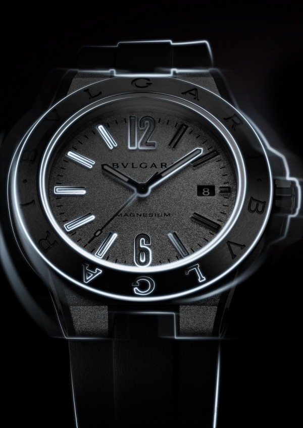 與系列先前作品保持完全一致性格特點，新款的Diagono也採用相似樣式的錶殼，同樣在錶圈上刻著兩組寶格麗品牌名字。