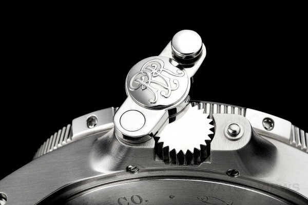 Engineer Hydrocarbon Arctic Chronometer計時腕錶備有專利錶冠保護系統。