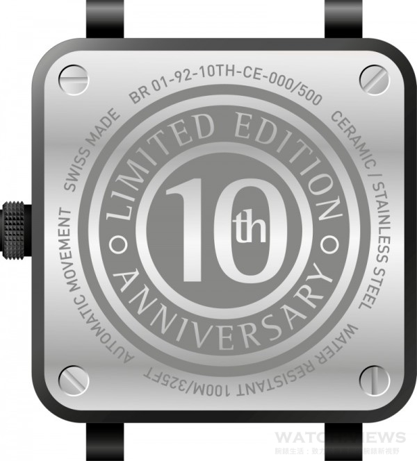 BR 01 10th Anniversary限量版腕錶配備精鋼錶底蓋，其上刻有“10th Anniversary”字樣。